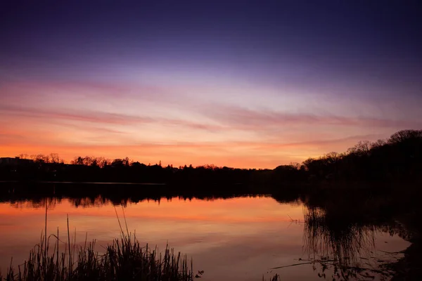 Μια Εκπληκτική Θέα Στο Ηλιοβασίλεμα Αντανακλάται Στη Λίμνη — Φωτογραφία Αρχείου