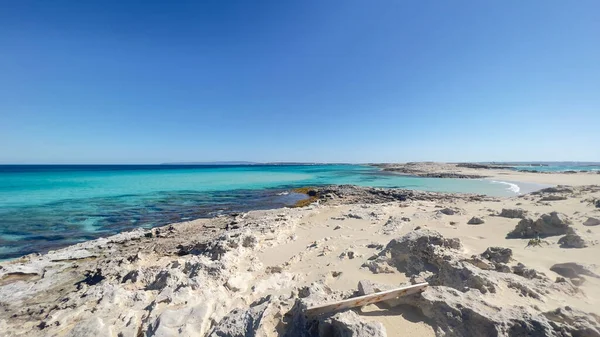 Delikatna Błękitna Fala Oceanu Skalistej Plaży — Zdjęcie stockowe