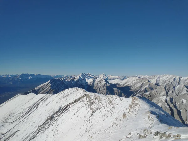 晴れた日の雪景色の上の澄んだ青い空 — ストック写真