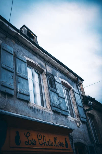 Een Verticaal Shot Van Prachtig Oud Gebouw Oude Winkel Frankrijk — Stockfoto