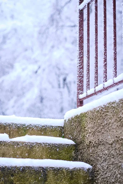 Trap Bedekt Met Sneeuw Tijdens Winter Cluj Roemenië — Stockfoto