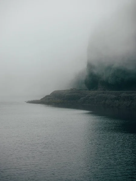 Вертикальний Постріл Океану Гірського Узбережжя Туманний День — стокове фото