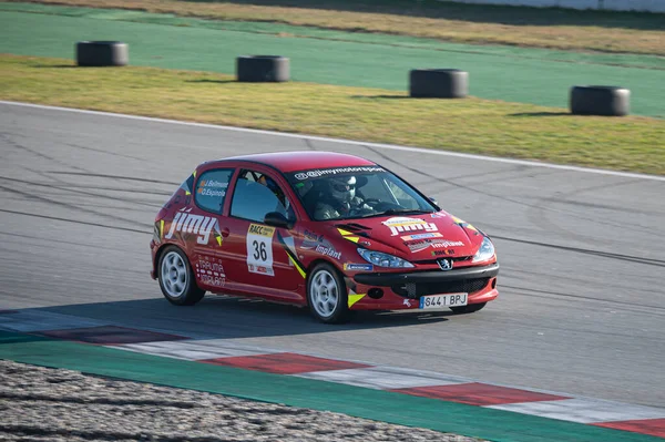 Ein Peuget 206 Rennwagen Auf Der Rennstrecke Von Montmelo — Stockfoto