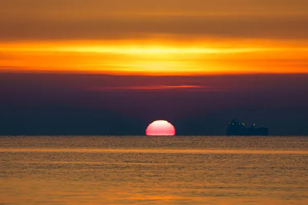 Une Vue Panoramique Bateau Naviguant Dans Une Mer Reflétant Beau — Photo