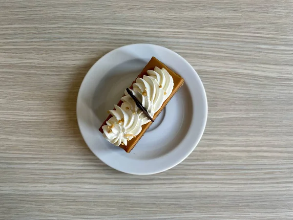 Vista Superior Delicioso Pastel Toffee Con Crema Trozo Chocolate Plato — Foto de Stock