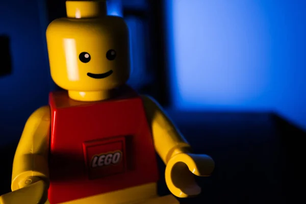 Selektiv Fokusbild Söt Lego Figurine Leksak Suddig Bakgrund — Stockfoto