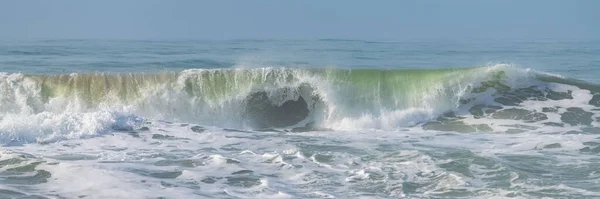 在加利福尼亚半月湾美丽的海滩上海浪冲撞着海岸 — 图库照片