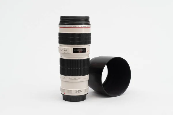 Una Lente Zoom 200Mm Usm Canon Aislada Sobre Fondo Blanco —  Fotos de Stock