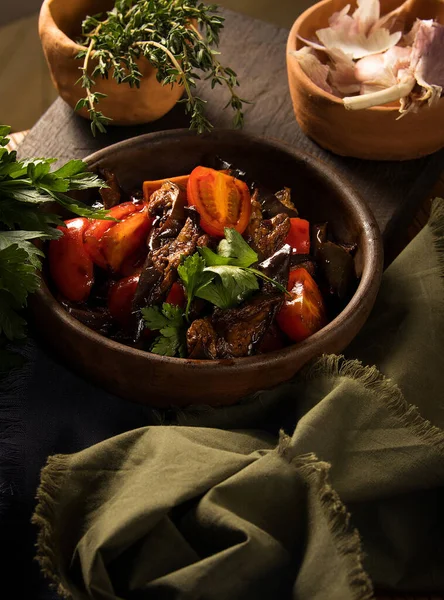 Una Hermosa Toma Tazón Ensalada Con Tomates Berenjenas —  Fotos de Stock