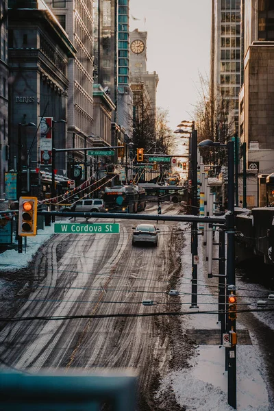 Vertikal Bild Gul Toyota Bil Parkerad Gatan Vintern Vancouver Kanada — Stockfoto