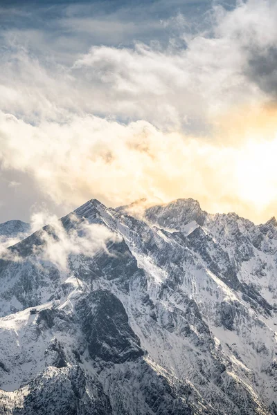 Μια Μαγευτική Θέα Των Χιονισμένων Βουνών Την Ανατολή Του Ηλίου — Φωτογραφία Αρχείου
