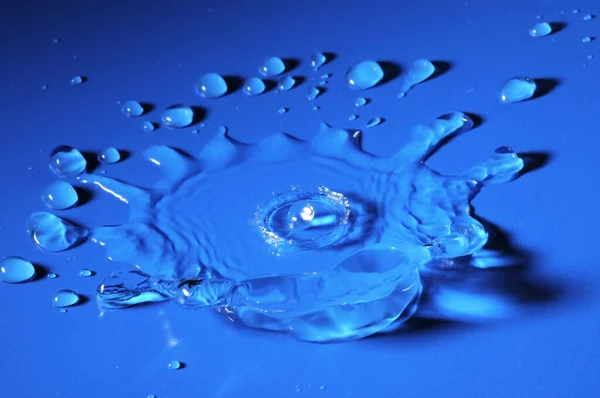 Blauw Zoet Water Druppels Een Blauwe Achtergrond — Stockfoto