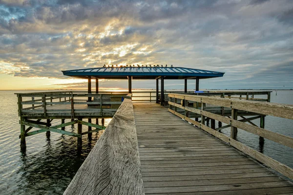 在佛罗里达州安全港美丽的日出时分 在平静的海面上的一个木制码头 — 图库照片