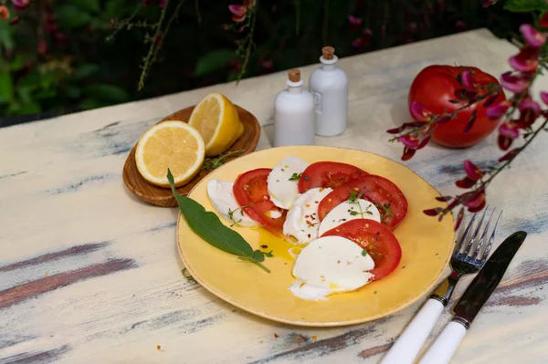 Primo Piano Insalata Caprese Italiana Piatto Giallo Accanto Posate Fondo — Foto Stock