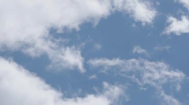 Mavi gökyüzü arka planında kabarık bulutların zaman atlaması