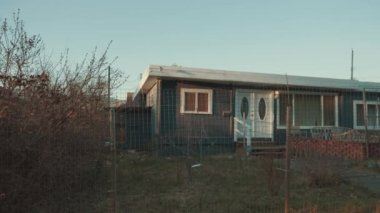 Port Alberni, Kanada 'da mavi gökyüzüne karşı bir ev