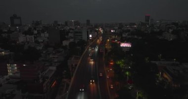 Gece Mexico City 'de yoğun bir otoyolun hava görüntüsü.