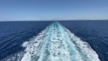 Ufukta deniz dalgalarının güzel bir görüntüsü