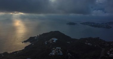 Acapulco, Bahia, Meksika kıyısında alacakaranlık mavisi bir gökyüzü manzarası.