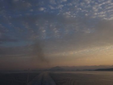 Yunanistan 'daki bir gemiden gün doğumunun güzel bir videosu izlendi
