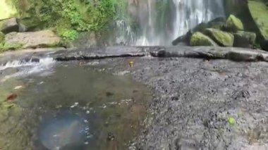 Güneşli bir günde Hulogan Şelalesinin güzel bir manzarası