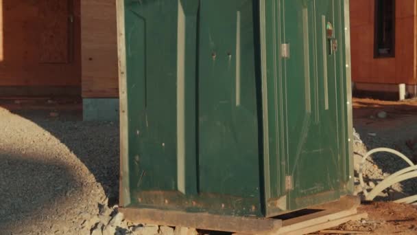 Zielona Toaleta Wychodka Przed Budynkiem Sklejki Domu Budowie — Wideo stockowe