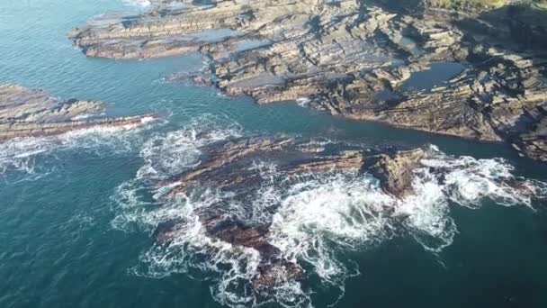 Una Filmación Drones Olas Estrellándose Una Costa Rocosa — Vídeo de stock