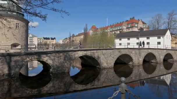 Ένα Της Γέφυρας Πάνω Από Τον Ποταμό Svartan Στο Κέντρο — Αρχείο Βίντεο