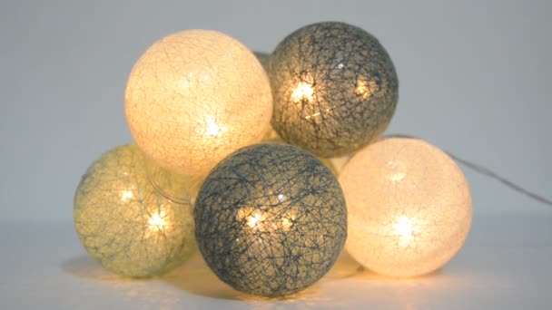 Kleurenlichtballen Doen Het Licht Uit Met Een Schakelaar — Stockvideo