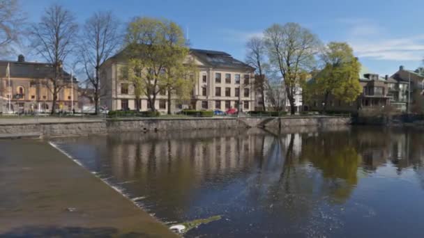 Ένα Του Ποταμού Svartan Στο Κέντρο Της Πόλης Orebro Σουηδία — Αρχείο Βίντεο