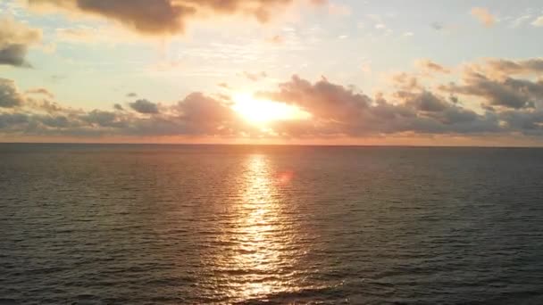 南フロリダの海の上の息をのむような日没の雲 — ストック動画