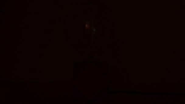 Лампа Вольфрамовой Лампочкой Постепенно Включается Черном Фоне Крупный План Старой — стоковое видео
