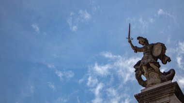 Aziz George ve ejderhanın Yukarı Bergamo, İtalya 'nın tarihi bir bölgesindeki bir binanın üzerindeki heykeli.