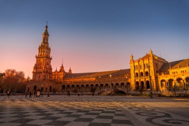 İspanya, Seville 'deki merkez meydanın üzerinde güzel bir günbatımı görüntüsü.