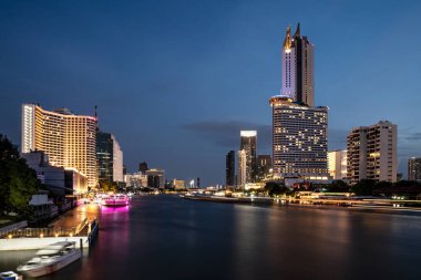 Tayland 'da gece vakti Bangkok nehrinin büyüleyici manzarası