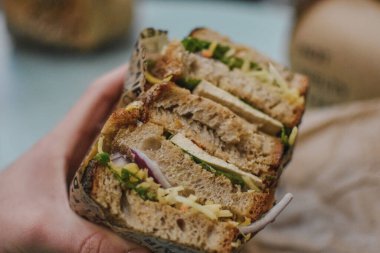 Sağlıklı bir sandviçin yakın plan çekimi.