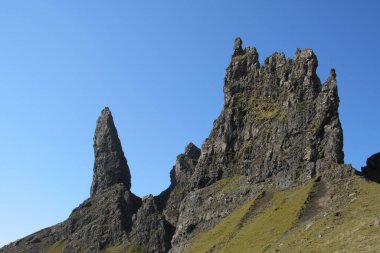 İskoçya 'da Skye adasında kayalık bir tepe