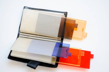 Gelinin buketinin kırmızı güllerle yakın plan fotoğrafı.
