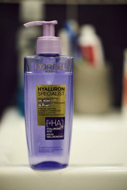 Plastik bir şişede L 'Oreal marka deri jölesi..