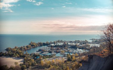 Mavi gökyüzüne karşı liman ve denizin manzarası.