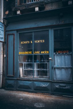 Fransa 'daki eski ve güzel bir binanın dikey çekimi.