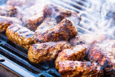 Tuzlu somon, roka, avokado ve keçi peyniri ile dolu lezzetli simit..