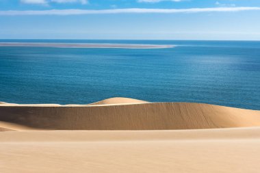 Namibya, Namib Çölü, denize düşen sarı kum tepelerinin manzarası.