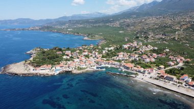 Yunanistan 'ın Agios Nikolaos deniz kıyısındaki köyünün hava manzarası