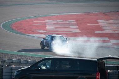 Montmelo yolunda bir Subaru Impreza STI MKII yarış arabası