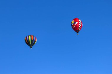 Yaz seyahati, karanın yukarısındaki renkli balonların neşe dolu yükselişiyle gerçekleşir..