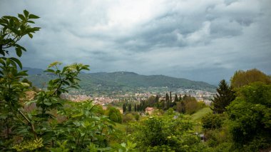 İtalya 'da bulutların altındaki Bergamo şehrinin büyüleyici bir görüntüsü.
