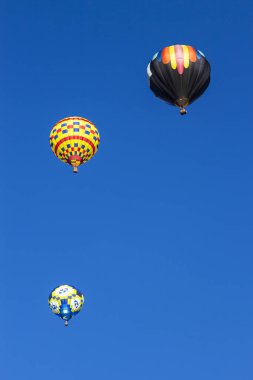Parlak renkler koyu maviye vurur ve çarpıcı bir hava keşfi görüntüsü yaratır..