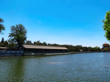 Güneşli bir günde Pekin 'deki Yasak Şehir' de bir nehir.