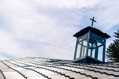 Kilisenin kiremitli çatısı Bulutlu bir gökyüzüne karşı